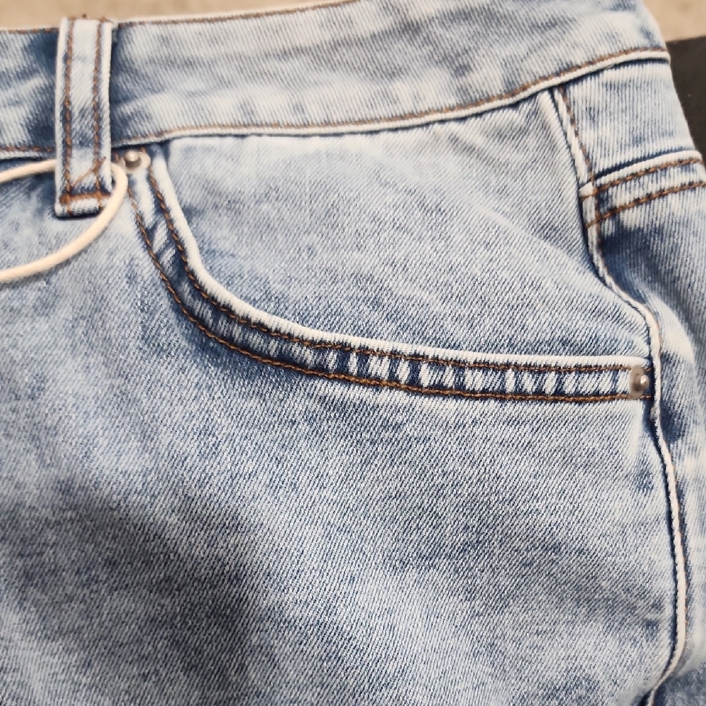 Distressed Light Blue Women's Jeans - Picture 5 of 8